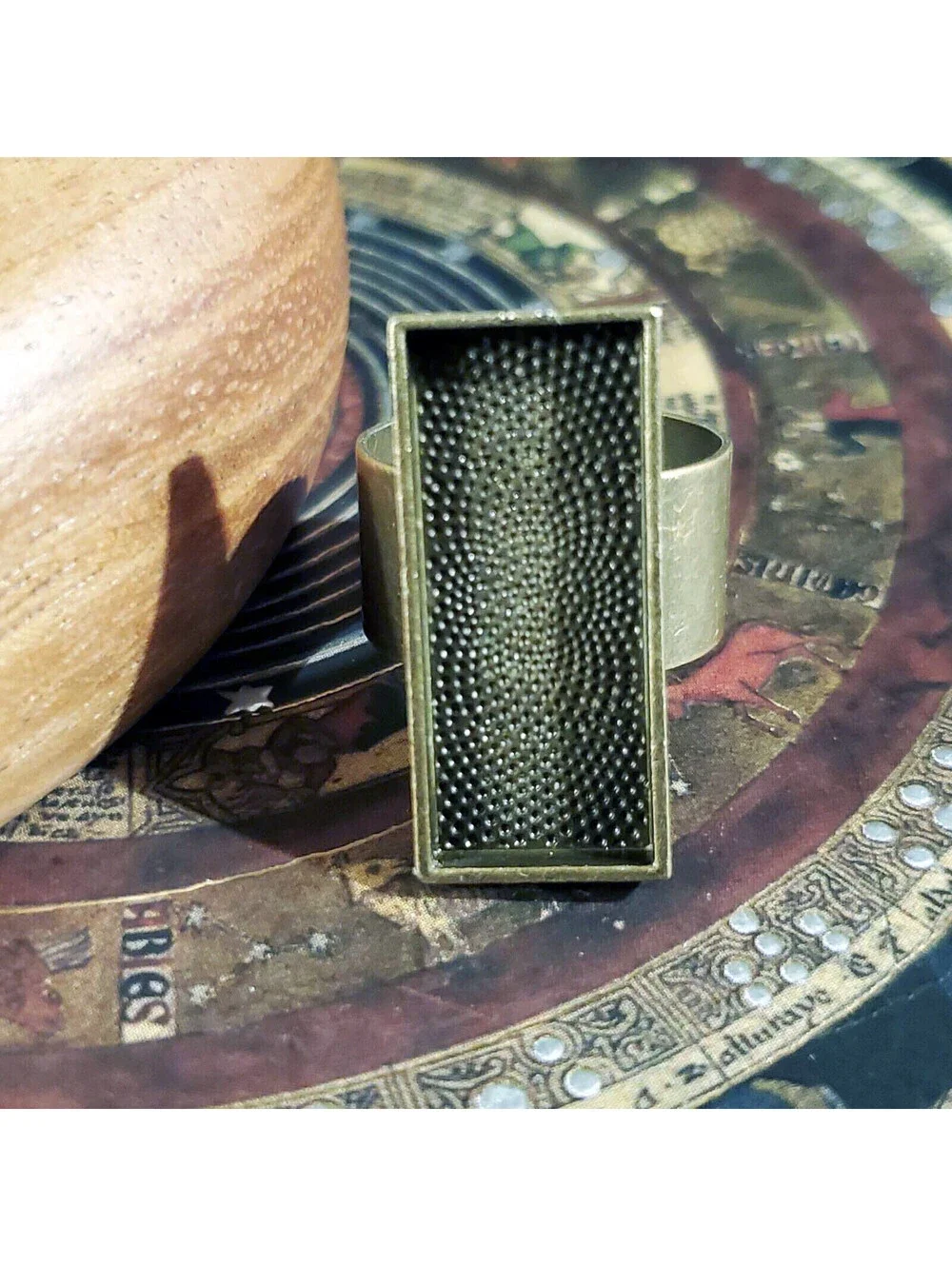 Avant Garde Antique Brass 20x10mm Rectangle Cabochon Setting Ring Blank Base